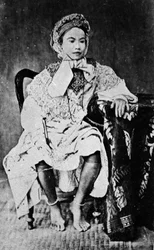 Kambodżańska lub syjamska królowa w europejskim stroju, ok. 1860 r.